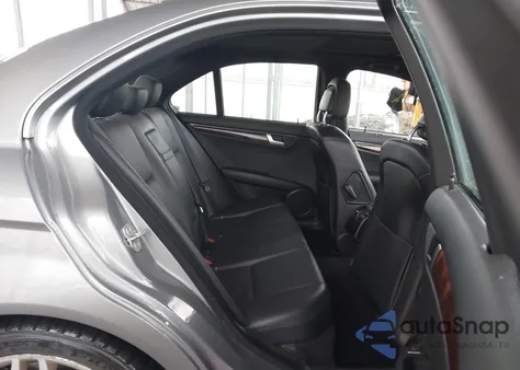 2012 Mercedes-Benz C 300 Sport 4Matic z USA, uszkodzony, nr VIN WDDGF8BB9CR210645